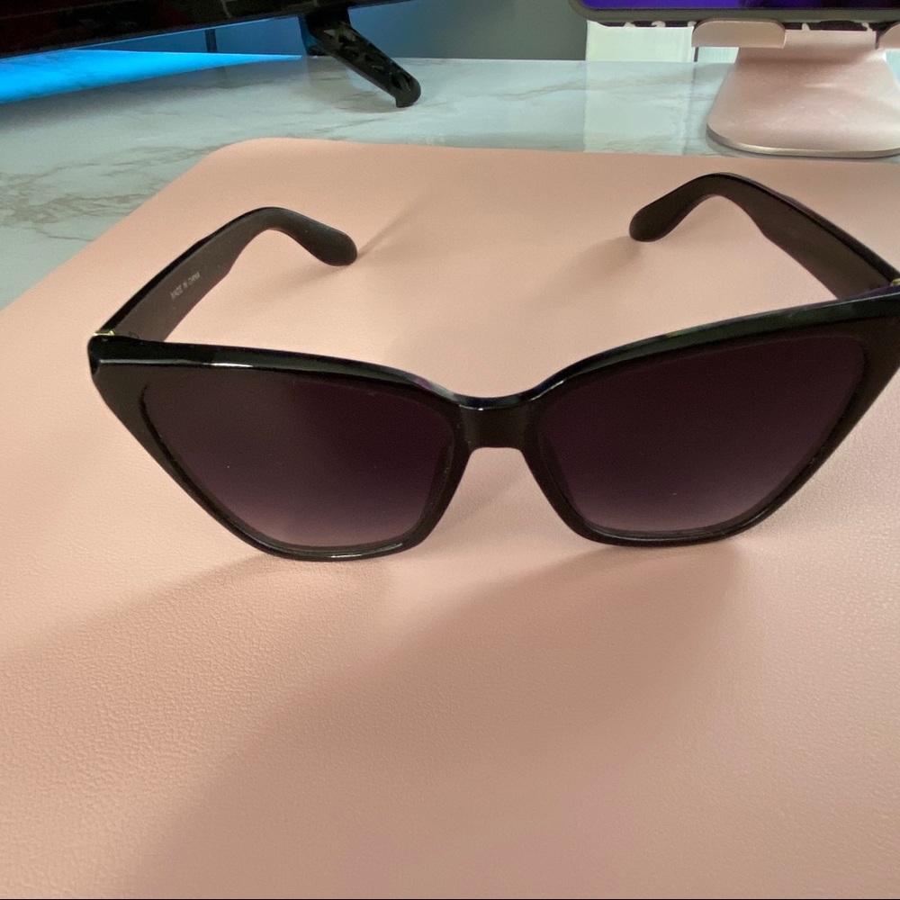 Cat eye shape sunglasses